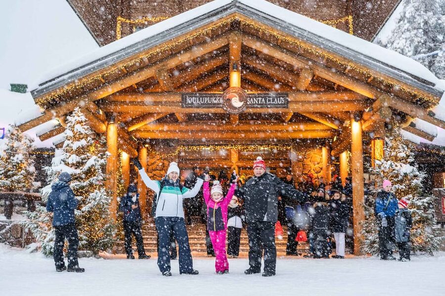 Rovaniemi: Private Pro Photoshoot in Santa Claus Village - Price and value: $330 for up to 8 people