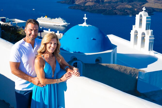 Santorini 2h Photoshoot with a photographer & transportation - Price and value: $335.51 for up to 4 people