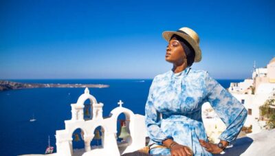 Santorini: 40-Minute Oia Photoshoot - Meeting point reality: the bus stop start (and why punctual matters)