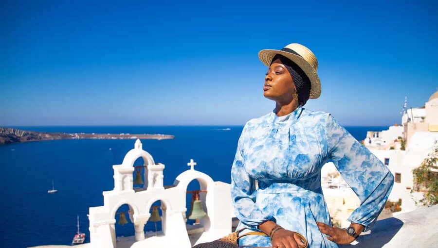 Santorini: 40-Minute Oia Photoshoot - Meeting point reality: the bus stop start (and why punctual matters)
