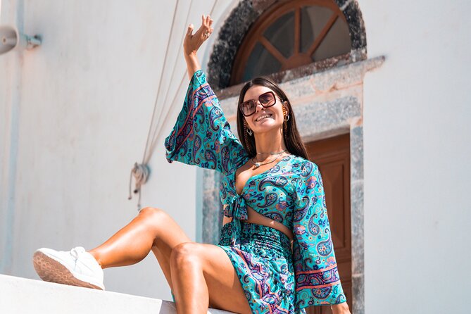 Santorini: Customized Private Photoshoot Walk in Oia - Oia photo walk + pro posing: what the 1-hour format gives you