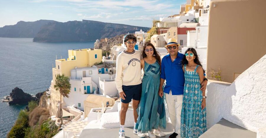 Santorini Family Photoshoot (Oia Village) - Oia Blue Domes, Cliffs, and a One-Hour Photo Plan