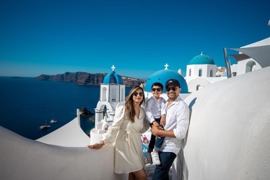 Santorini Family Photoshoot (Oia Village) - How the Photographer Gets You to the Best Spots (Without the Long Wait)