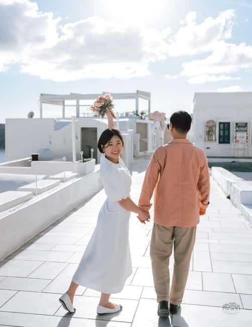 Santorini: Oia Private Couple Photoshoot with 35 Photos - Timing that fits real travel days (30 minutes to 1.5 hours)