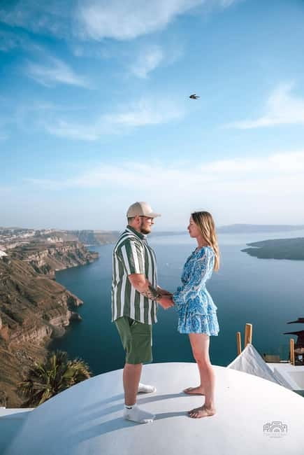 Santorini: Oia Private Couple Photoshoot with 35 Photos - What you get at the end: 35 edited photos in your inbox
