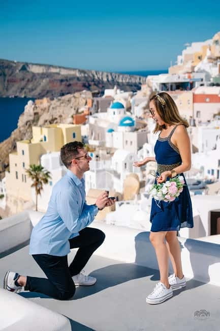 Santorini: Oia Private Couple Photoshoot with 35 Photos - Who this works best for (and who should think twice)