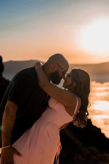 Santorini: Oia Private Couple Photoshoot with 35 Photos - Practical tips to get the most out of your session