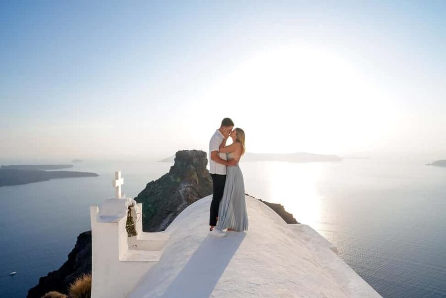 Santorini Photoshoot: Imerovigli or Fira - What You Get in a 30–60 Minute Private Shoot (And Why Speed Helps)