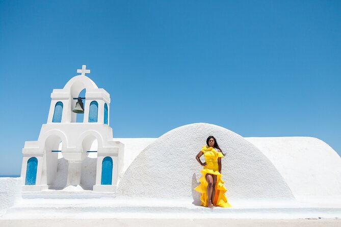 Santorini Photoshoot Oia - Pose guidance that keeps you from looking stiff