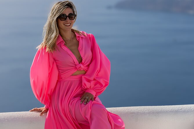Santorini Private Casual Photoshoot in Oia and Imerovigli - How the photographer directs you so you don’t freeze