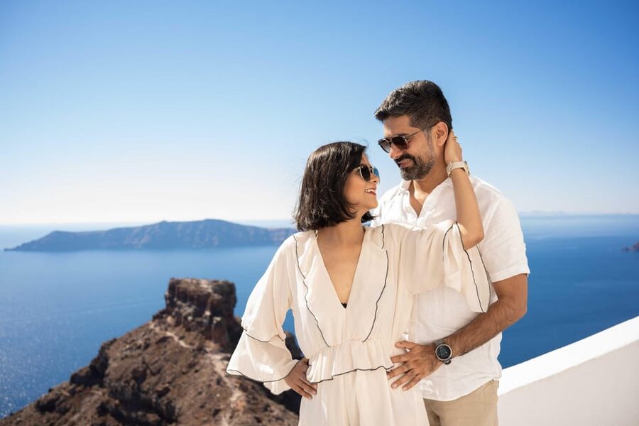 Santorini: Private Photoshoot Tour by a Pro Photographer - Practical tips so you look relaxed in photos