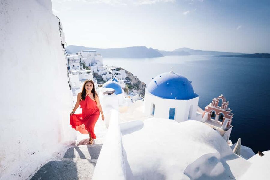 Santorini: Private Photoshoot with Professional Photographer - How the photographer keeps your photos natural (and not awkward)