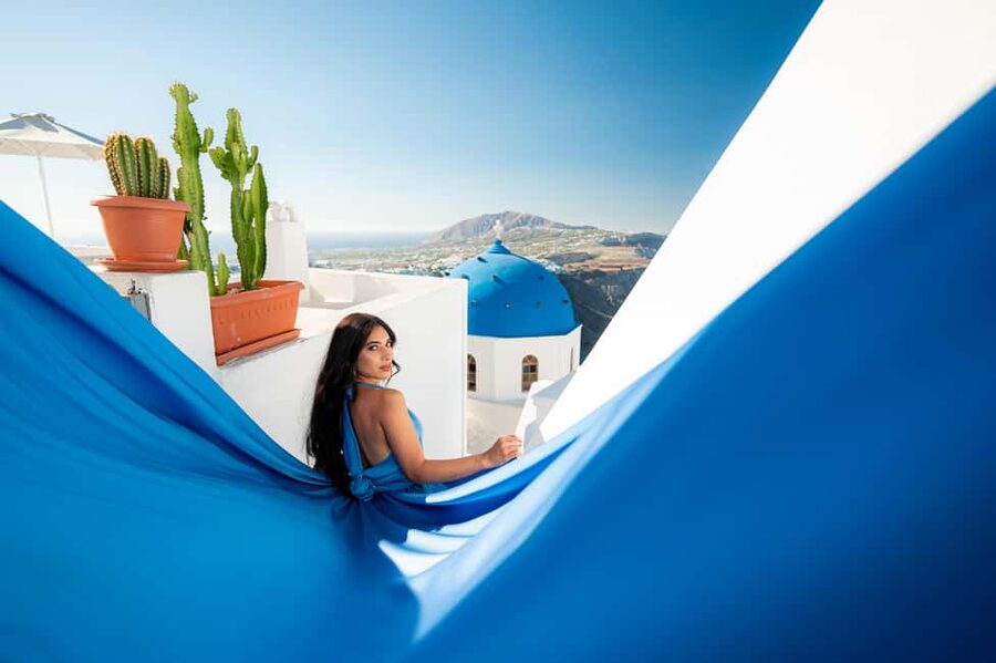 Santorini: Proffessional Flying Dress Photoshoot - The photo delivery deal: 50 Lightroom edits, Dropbox link, and long backup