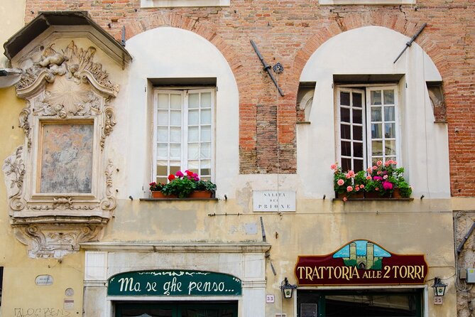Secret Genoa Photo Tour - Meeting point at Piazza dei Truogoli di San Brigida, and why timing is smart