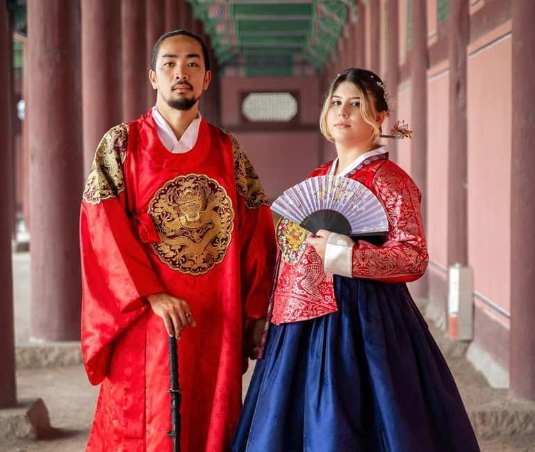 Seoul: Hanbok Photo Tour at Gyeongbokgung Palace - Key things that make this hanbok photo tour work so well