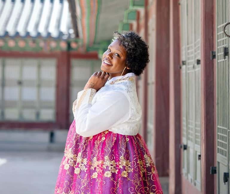 Seoul: Hanbok Photo Tour at Gyeongbokgung Palace - Meeting Daehan Hanbok: start close to Gyeongbokgung station