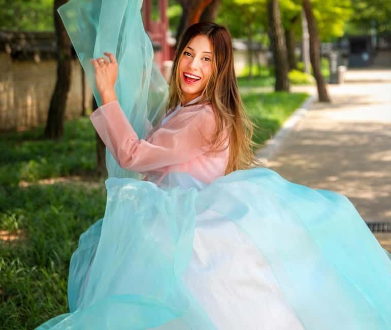 Seoul: Hanbok Photo Tour at Gyeongbokgung Palace - The palace photoshoot: structured spots, real posing direction