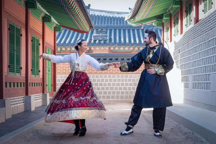 Seoul: Hanbok Photo Tour at Gyeongbokgung Palace - What it’s like to roam Gyeongbokgung in hanbok after photos