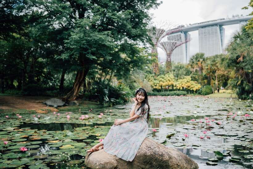 Singapore: Moments in the City Private Photography Session - Helix Bridge: the spot you’ll thank yourself for