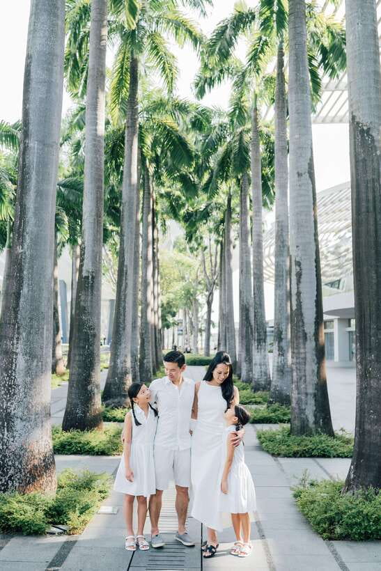 Singapore: Moments in the City Private Photography Session - Pose coaching and candid moments: the key to not feeling awkward