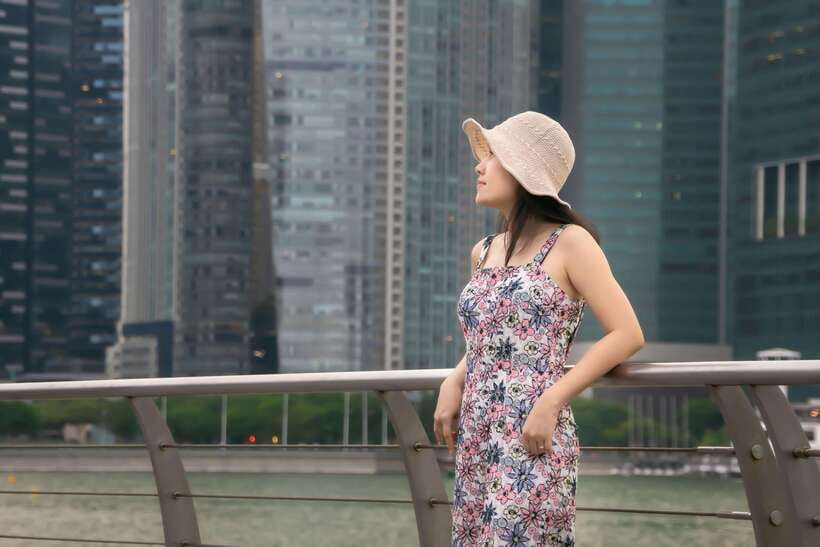 Singapore: Professional Photoshoot at Merlion Park - Pose guidance that saves you from awkward standing