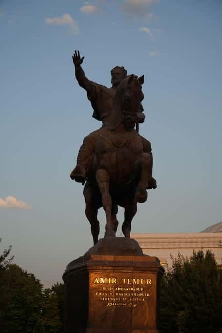 Tashkent city Night Tour with Dinner & Free Pro Photography - Chorsu Bozor: snacks, crafts, and a quick reality check