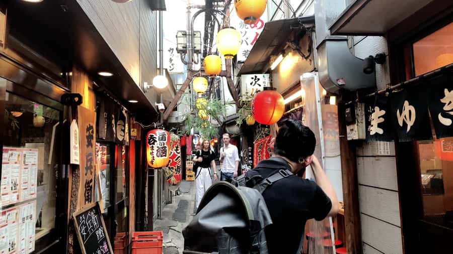 Tokyo: Evening Photography Tour - Kabukicho at Night: Neon Drama and Pose Coaching