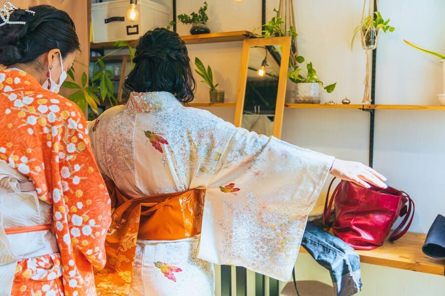 Tokyo: Kimono Dressing, Walking, and Photography Session - The walk in kimono etiquette: learning the small rules that matter