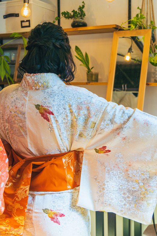 Tokyo: Kimono Dressing, Walking, and Photography Session - AKIZAKURA’s upcycled umbrella: more than a prop