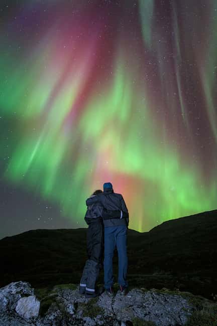 Tromsø: Northern Lights Hunt with a Professional Photographer in Spanish - Small-Group Minibus Comfort (and Why It Matters at Night)