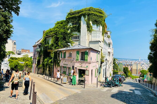 Unique Montmartre photo tour with VOGUE photographer - Timing in Montmartre: why a 1-hour shoot can feel longer (in a good way)