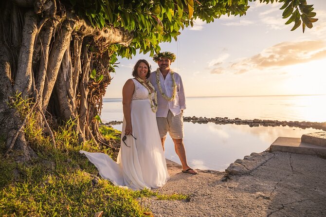 Unique photo shoot in the heart DE Moorea: Beach & mountain combo - Stop 5: Opunohu Bay for Lagoon Color With Depth