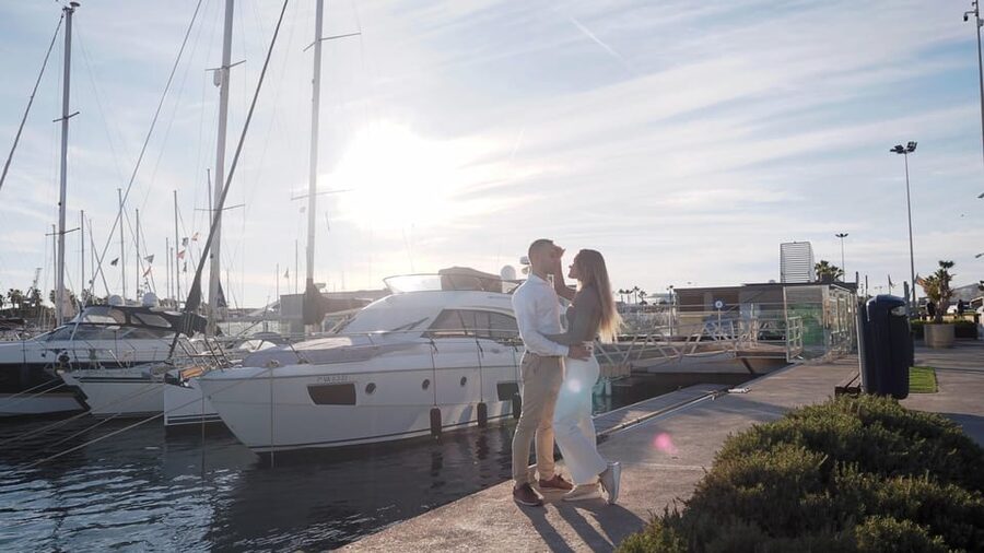 Valencia: Photo shooting at the beach with pro photographer - How the Photographer Keeps It Casual and Family-Friendly