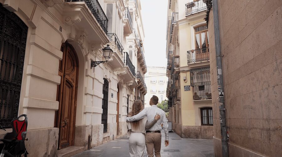 Valencia: Private photo shooting with pro photographer - Valencia’s Old Town is a photo set, not just a sightseeing stop