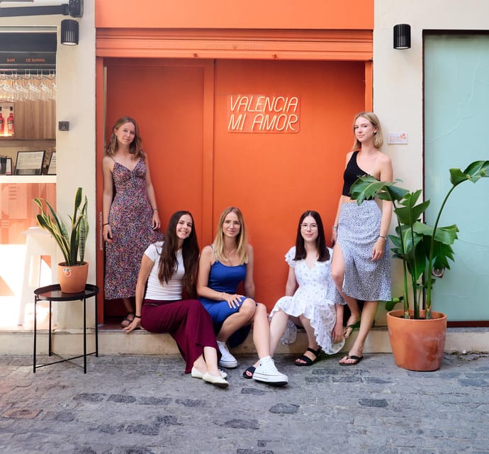 Valencia: Private photo shooting with pro photographer - The 1.5-hour photo walk: quiet streets, crowded moments, and you in the frame