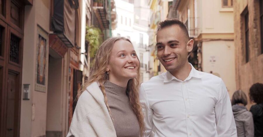 Valencia: Private photo shooting with pro photographer - How the photographer keeps it natural (and what to ask for)