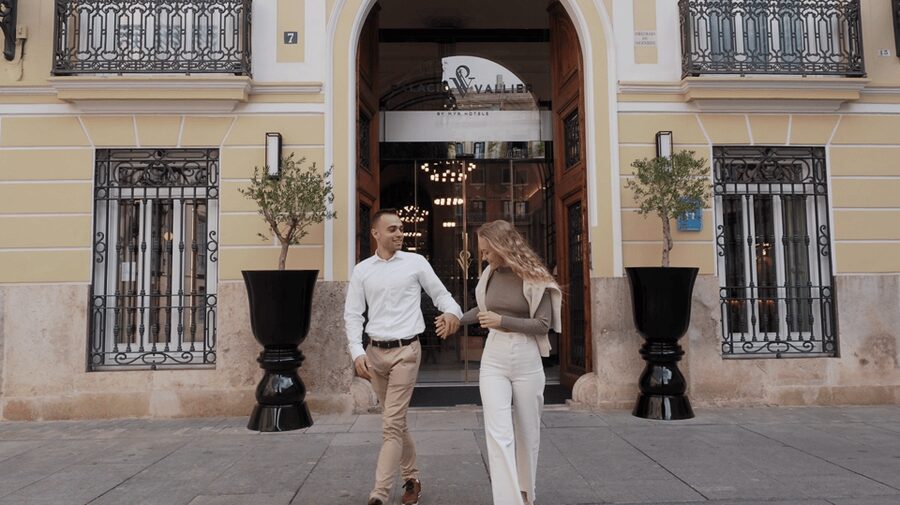 Valencia: Private photo shooting with pro photographer - Starting at Valencia City Hall: Pl. de l’Ajuntament as your first backdrop