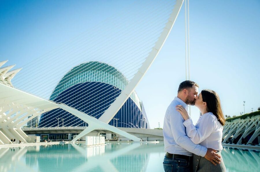 Valencia: Professional photoshoot at City of Arts & Sciences - Working with your photographer: comfort, guidance, and natural results