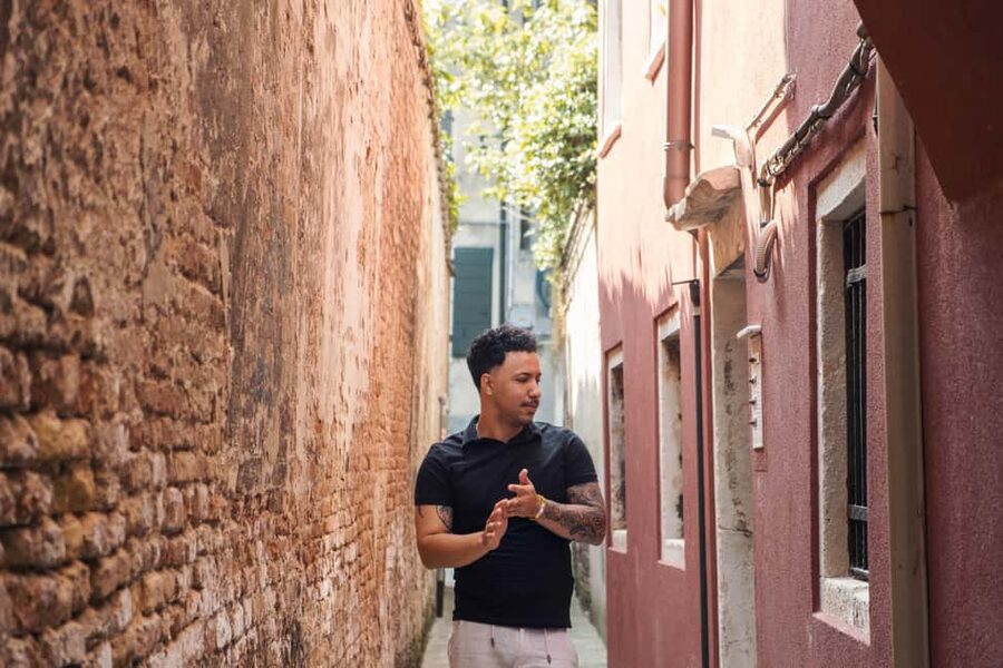 Venice: Exclusive Photoshoot in Hidden Locations - Price and value: $96.29 per group can be a smart move