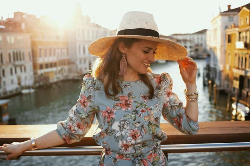 Venice: Photoshoot at The Grand Canal & Rialto Bridge - Pose direction that keeps it natural (yes, even if you hate posing)