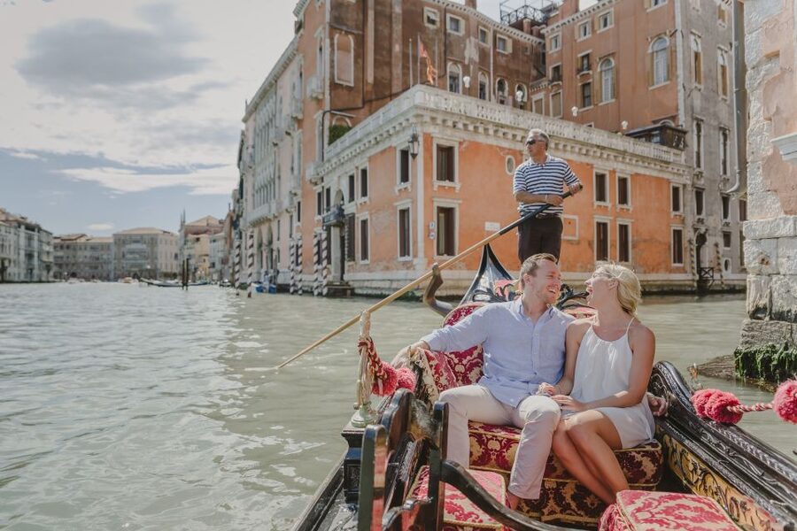 Venice: Private Gondola Ride with Photo Shoot - The 2-hour flow: pickup, photo prep, and your 30-minute gondola