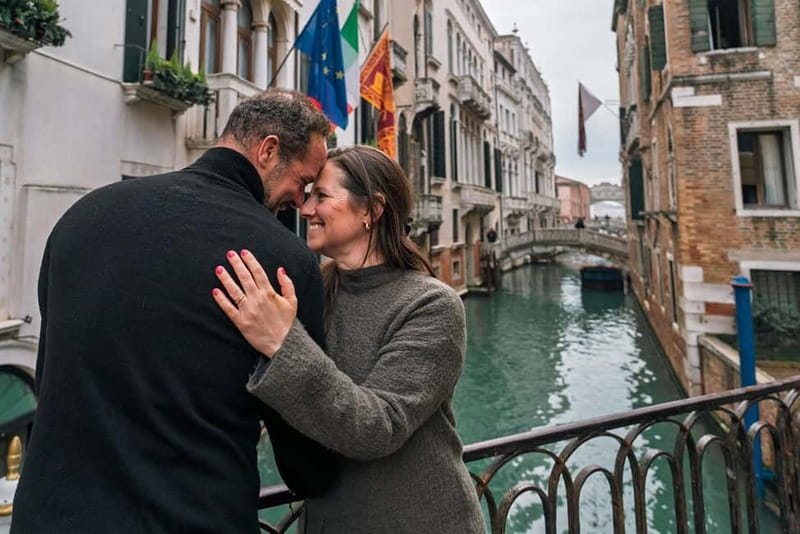 Venice private photo shoot with a local photographer! - The posing style: gentle coaching, not forced smiles