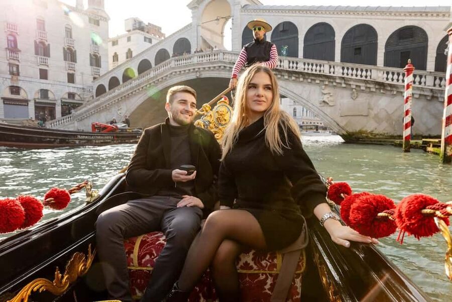 Venice: Private Photoshoot In Gondola - Why a private Venice gondola photoshoot beats solo phone photos