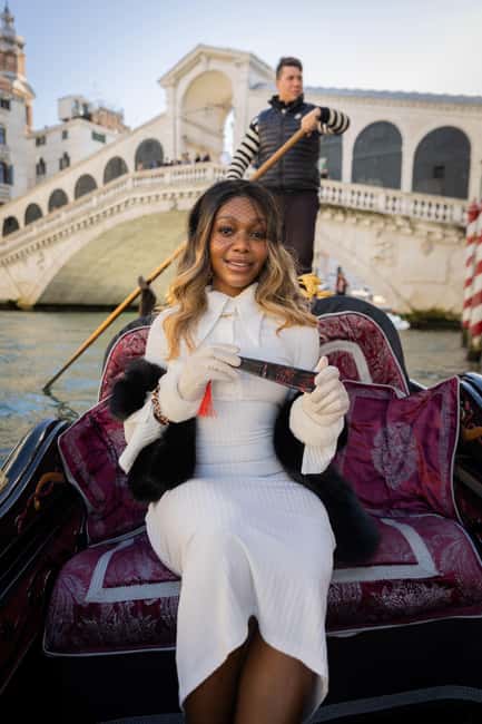 Venice: Private Photoshoot In Gondola - Language, pacing, and what a private group means in Venice