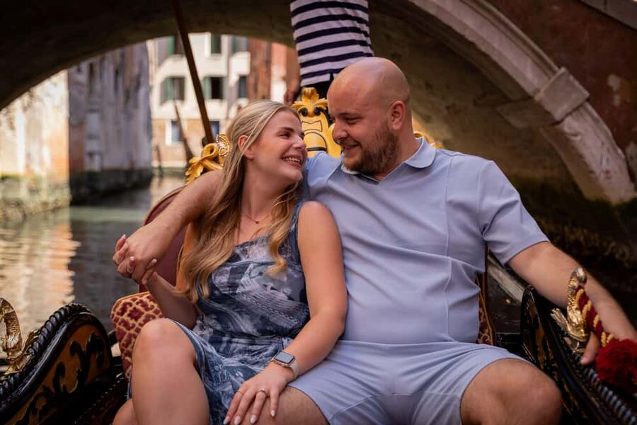Venice: Private Photoshoot In Gondola - Meeting at Ponte dei Baretteri: how the shoot actually begins