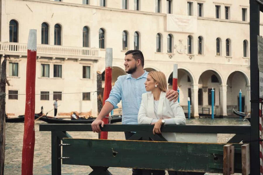 Venice: Private Professional Photoshoot - Rialto Bridge - Price and value: $96.29 for up to 6