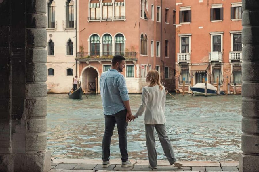 Venice: Private Professional Photoshoot - Rialto Bridge - Mercato di Rialto: a more local scene, without losing the photo momentum