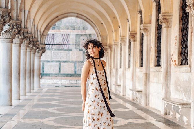 Venice Professional Photoshoot (up to 6 people included) - Why this short private shoot fits Venice so well