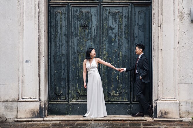 Venice Professional Photoshoot (up to 6 people included) - The posing help: friendly direction that keeps you comfortable