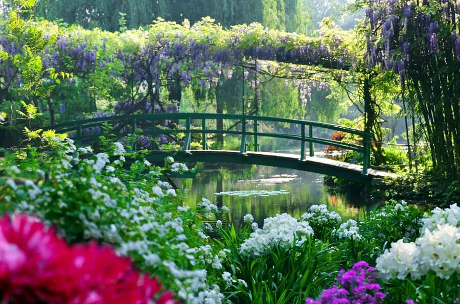 Versailles & Giverny from Paris PRIVATE TOUR with PHOTOSHOOT - Video guides in your language: useful when you want control